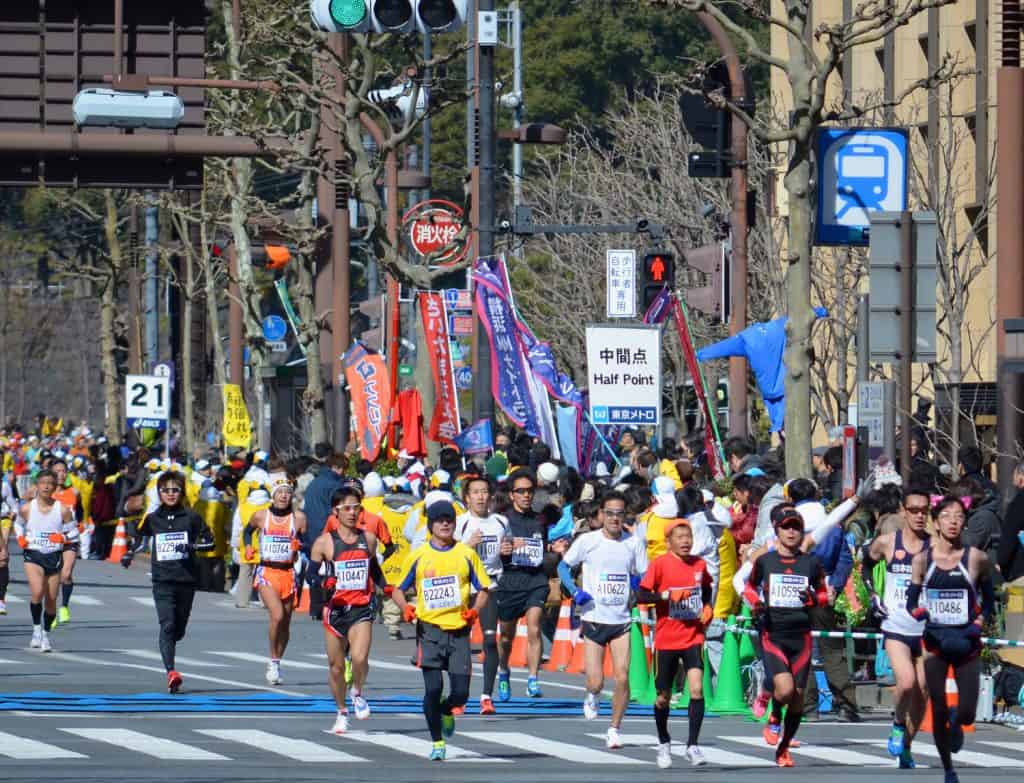 Tokyo Maraphone, runners pass through the half point