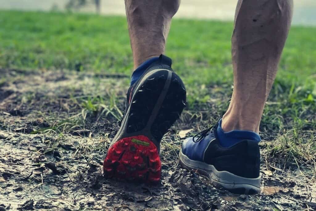 trail runner wearing the Saucony Xodus Ultra shoes