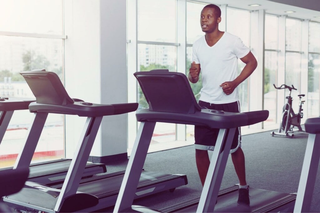 male runner with a good running form on a treadmill in the gym