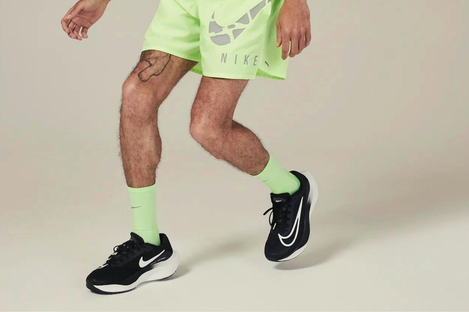 does the nike zoom fly have a carbon fiber plate