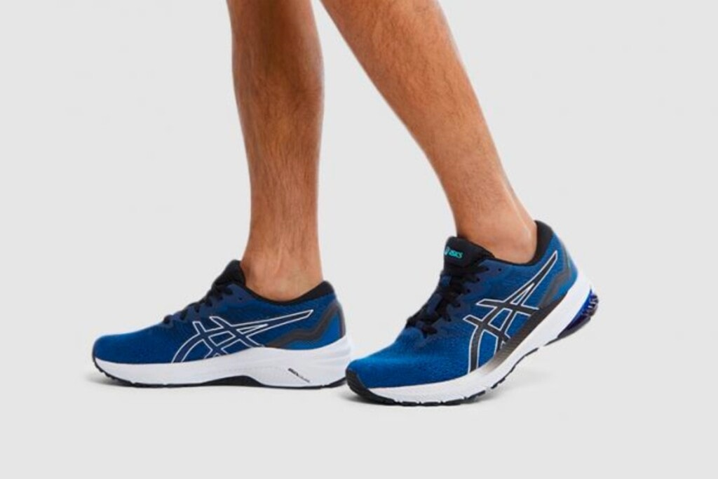 Asics GT 1000 11 on feet, a model to correct over-pronation