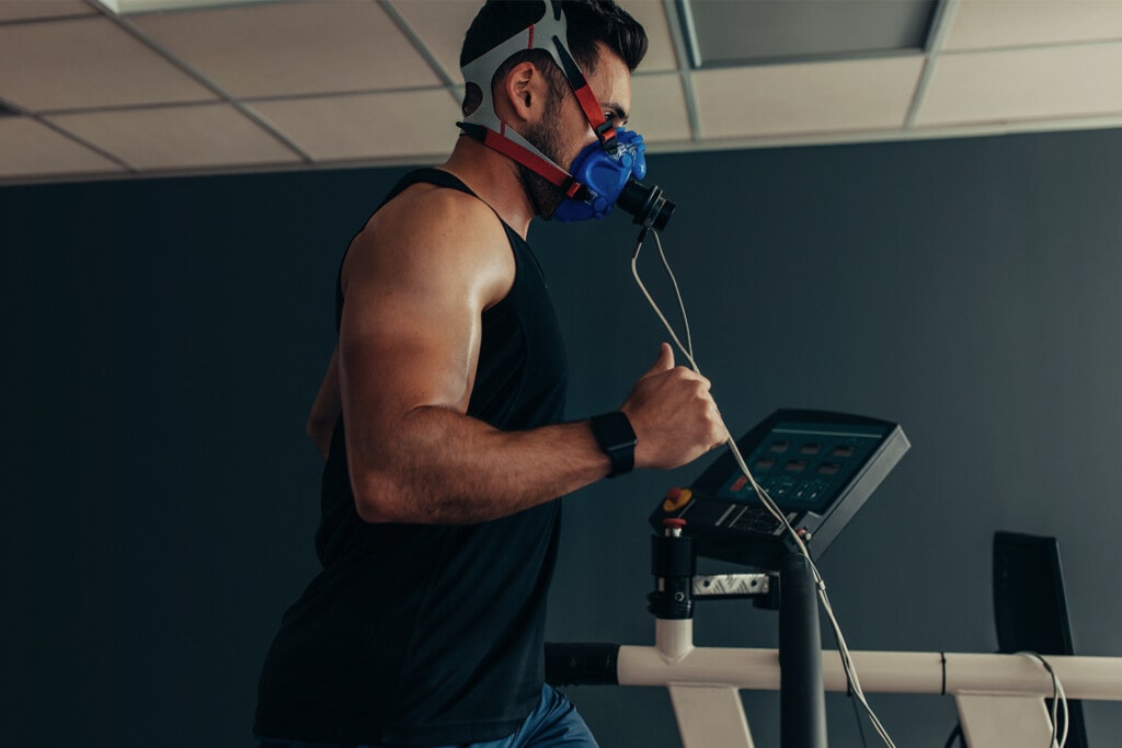 athlete with a mask testing VO2 max levels