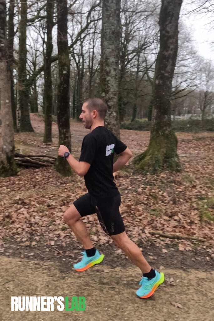 corredor probando un par de zapatillas de trail Saucony Peregrine 16