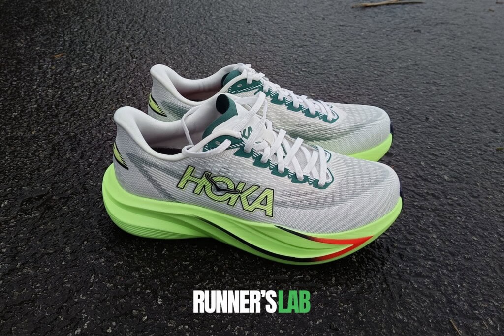 une paire de chaussures de course sur route Hoka Mach 7