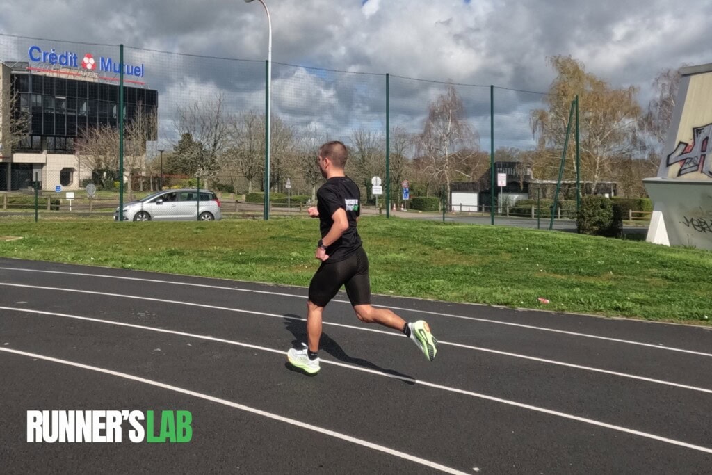 coureur portant Hoka Mach 7
