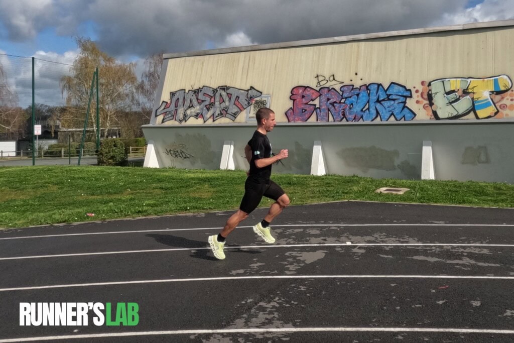 coureur portant On Cloudmonster 3