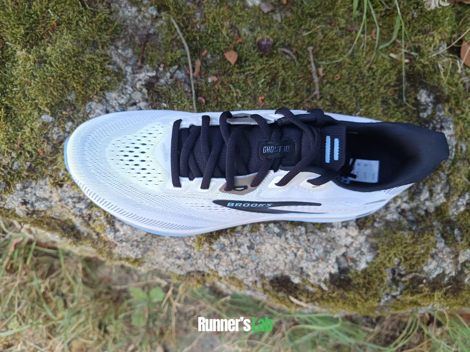 Triple jacquard mesh upper of the Brooks Ghost 18, top view