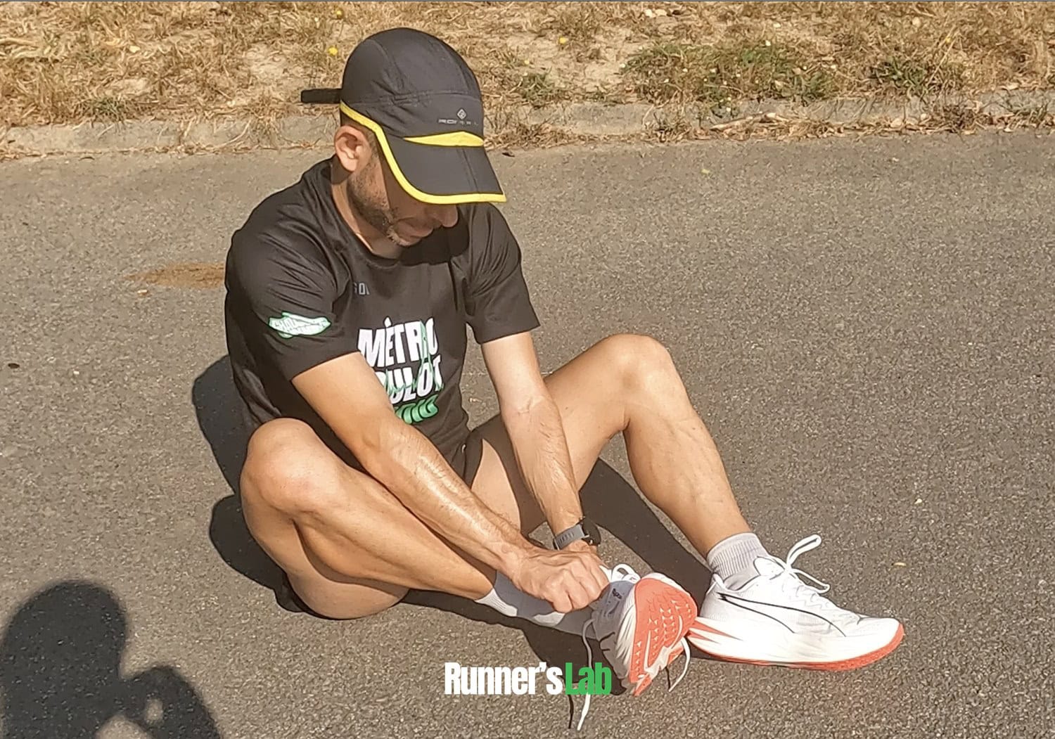 Coureur enfilant les Puma Deviate Pure Nitro