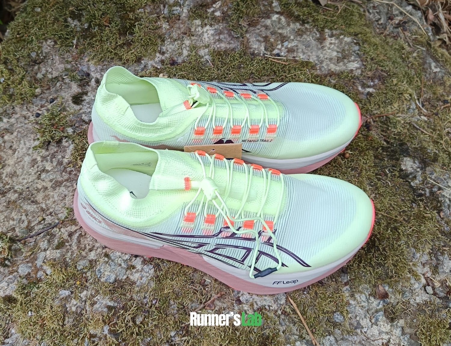 Three-quarter view of the pair of Asics Metafuji Trail 2