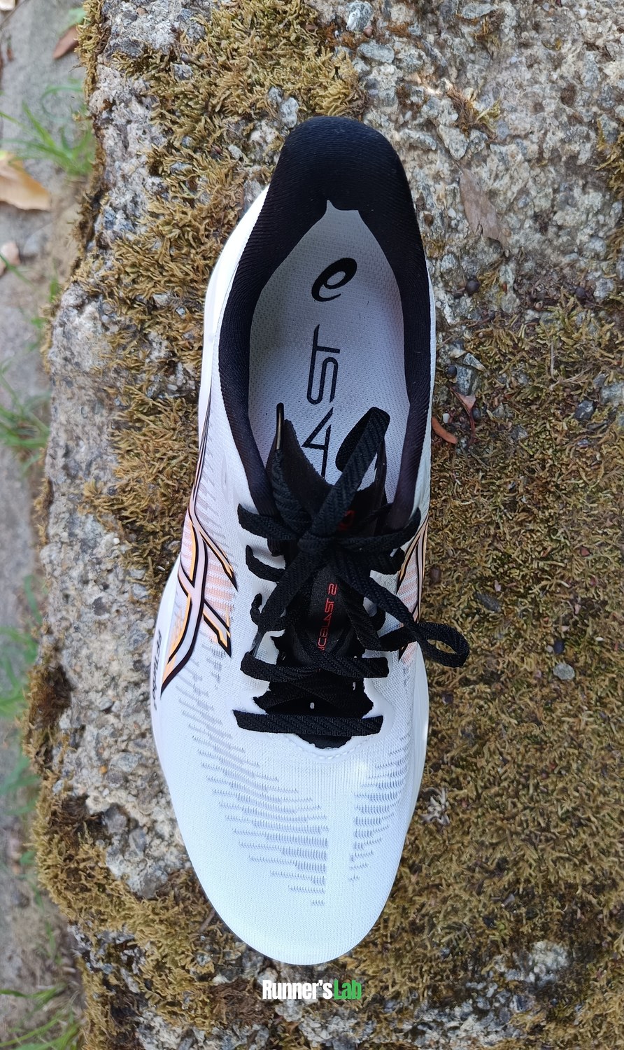 Asics Sonicblast 2 seen from above with the tongue and the lacing